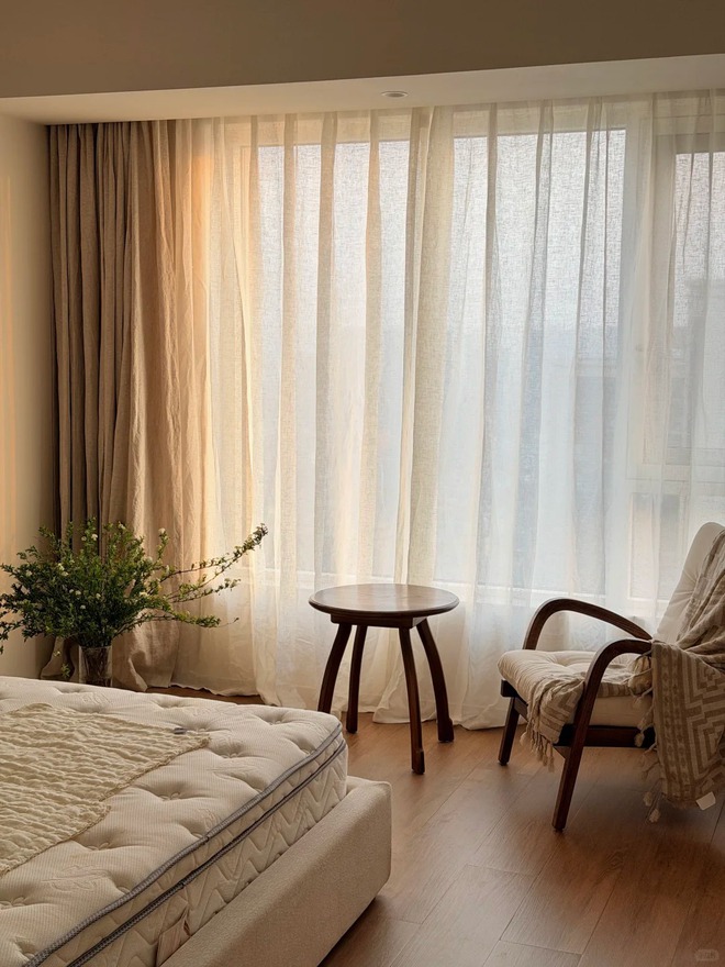 Căn penthouse 330m&sup2; hướng T&acirc;y của c&ocirc; g&aacute;i 30 tuổi từng bị phản đối v&igrave; qu&aacute; n&oacute;ng: Giờ v&agrave;ng buổi chiều đẹp đến mức ai cũng muốn ở- Ảnh 14.