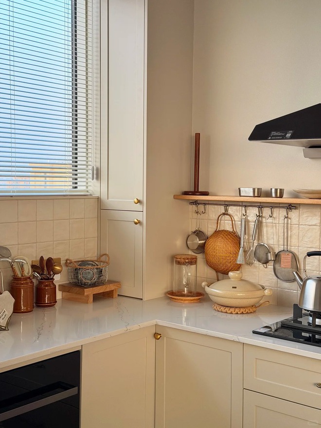 Căn penthouse 330m&sup2; hướng T&acirc;y của c&ocirc; g&aacute;i 30 tuổi từng bị phản đối v&igrave; qu&aacute; n&oacute;ng: Giờ v&agrave;ng buổi chiều đẹp đến mức ai cũng muốn ở- Ảnh 25.