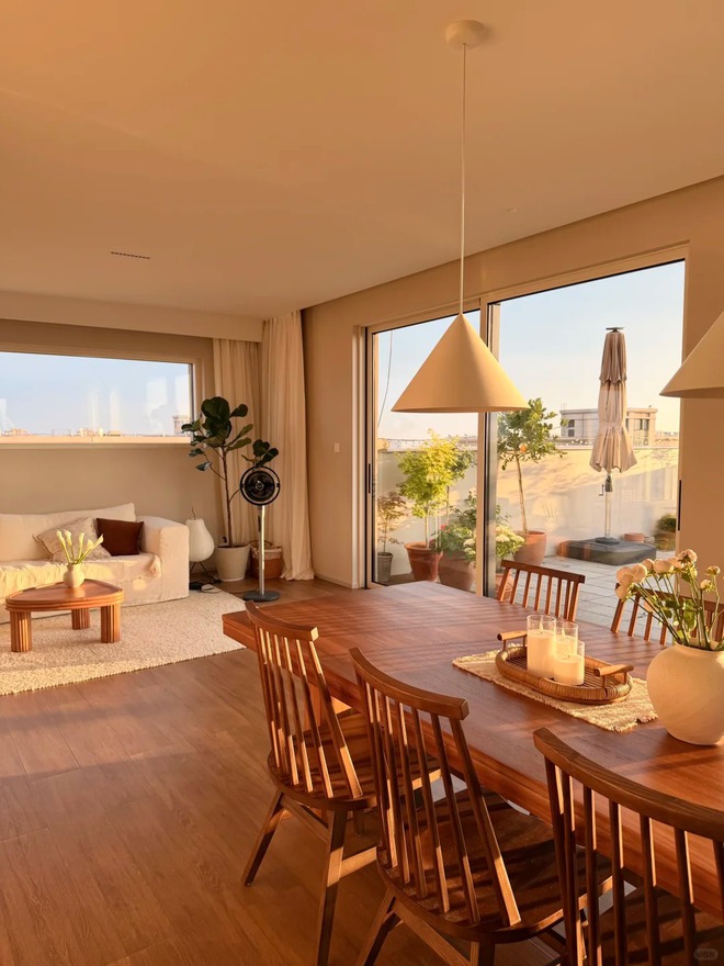 Căn penthouse 330m&sup2; hướng T&acirc;y của c&ocirc; g&aacute;i 30 tuổi từng bị phản đối v&igrave; qu&aacute; n&oacute;ng: Giờ v&agrave;ng buổi chiều đẹp đến mức ai cũng muốn ở- Ảnh 7.