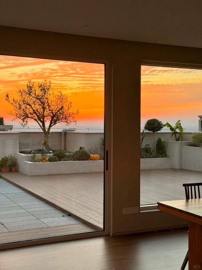 Căn penthouse 330m&sup2; hướng T&acirc;y của c&ocirc; g&aacute;i 30 tuổi từng bị phản đối v&igrave; qu&aacute; n&oacute;ng: Giờ v&agrave;ng buổi chiều đẹp đến mức ai cũng muốn ở- Ảnh 4.