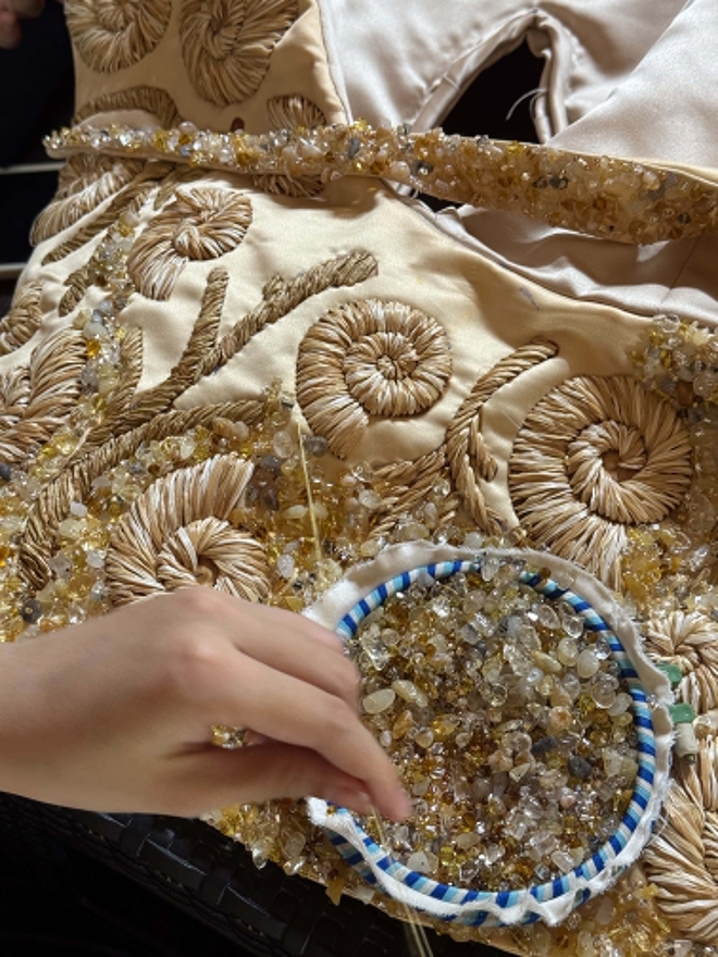 H&oacute;a thạch triệu năm tuổi tại Việt Nam th&agrave;nh cảm hứng cho đồ &aacute;n tốt nghiệp của &Aacute; khoa Thiết kế thời trang, được khen &ldquo;xịn như xem Met Gala&rdquo;- Ảnh 2.