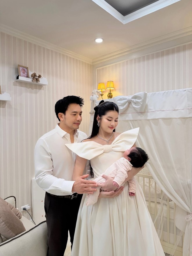 Lộ cảnh sống chung của b&aacute;c sĩ thẩm mỹ nổi tiếng v&agrave; người đẹp k&eacute;m 23 tuổi, đ&oacute;n con đầu l&ograve;ng năm 2025 - Ảnh 7.