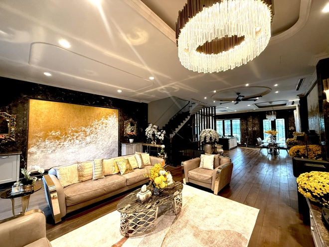 Đẳng cấp của mỹ nh&acirc;n phim VTV gi&agrave;u bậc nhất miền Bắc: Khoe bộ kim cương trăm tỷ, sống trong biệt thự ven hồ bề thế - Ảnh 7.