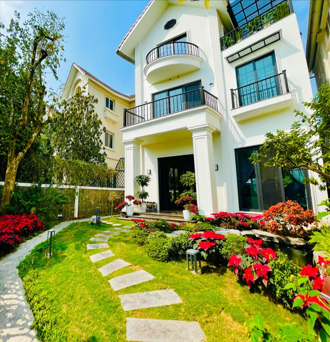Đẳng cấp của mỹ nh&acirc;n phim VTV gi&agrave;u bậc nhất miền Bắc: Khoe bộ kim cương trăm tỷ, sống trong biệt thự ven hồ bề thế - Ảnh 4.