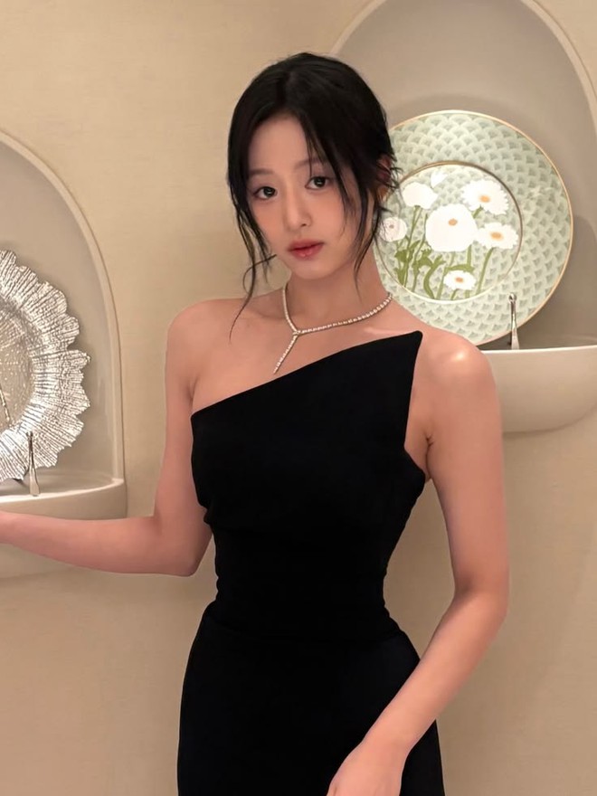 Showbiz ph&aacute;t hiện 1 mỹ nh&acirc;n "mặt học sinh, body phụ huynh": Mặc g&igrave; cũng cuốn kh&oacute; tả - Ảnh 2.