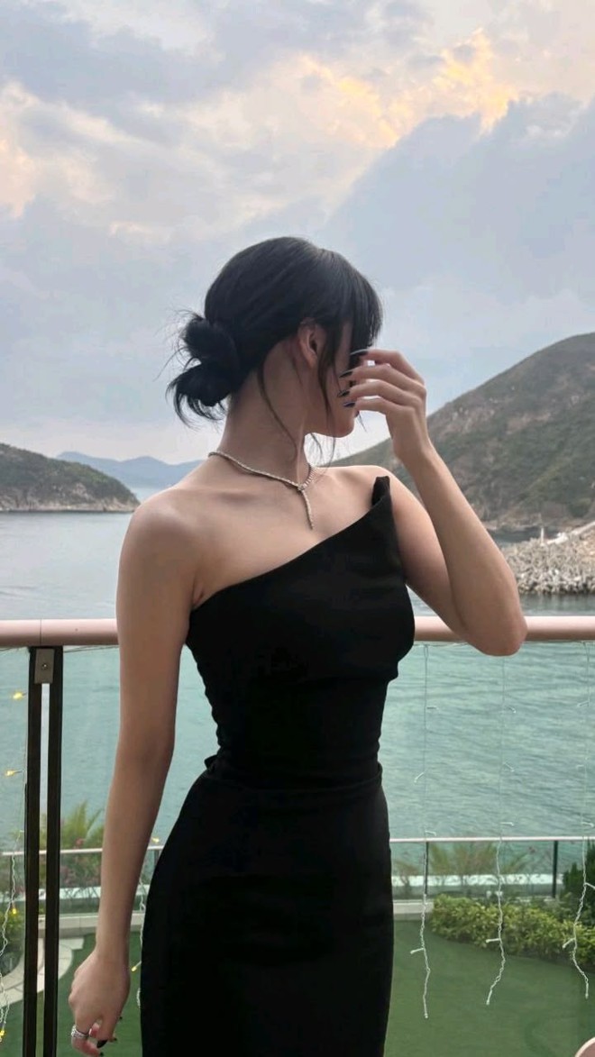 Showbiz ph&aacute;t hiện 1 mỹ nh&acirc;n "mặt học sinh, body phụ huynh": Mặc g&igrave; cũng cuốn kh&oacute; tả - Ảnh 3.