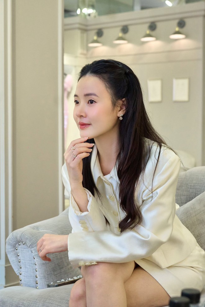 Vợ thiếu gia c&ocirc;ng ty nhựa Duy T&acirc;n xuất hiện với mặt mộc, đời thực c&oacute; xứng danh "mỹ nh&acirc;n kh&ocirc;ng tuổi"? - Ảnh 7.