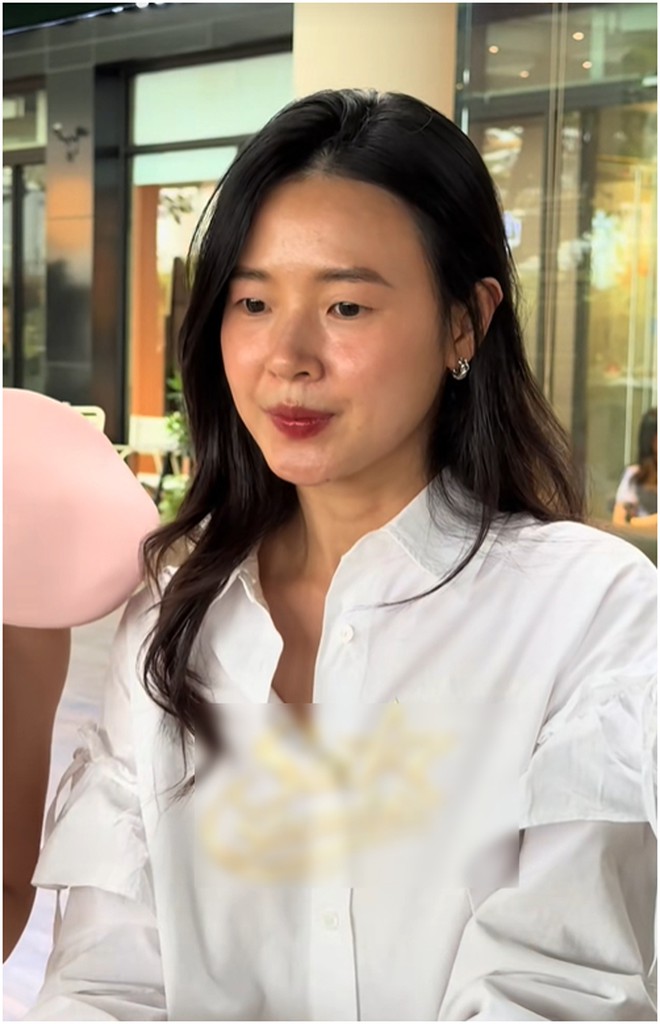 Vợ thiếu gia c&ocirc;ng ty nhựa Duy T&acirc;n xuất hiện với mặt mộc, đời thực c&oacute; xứng danh "mỹ nh&acirc;n kh&ocirc;ng tuổi"? - Ảnh 2.