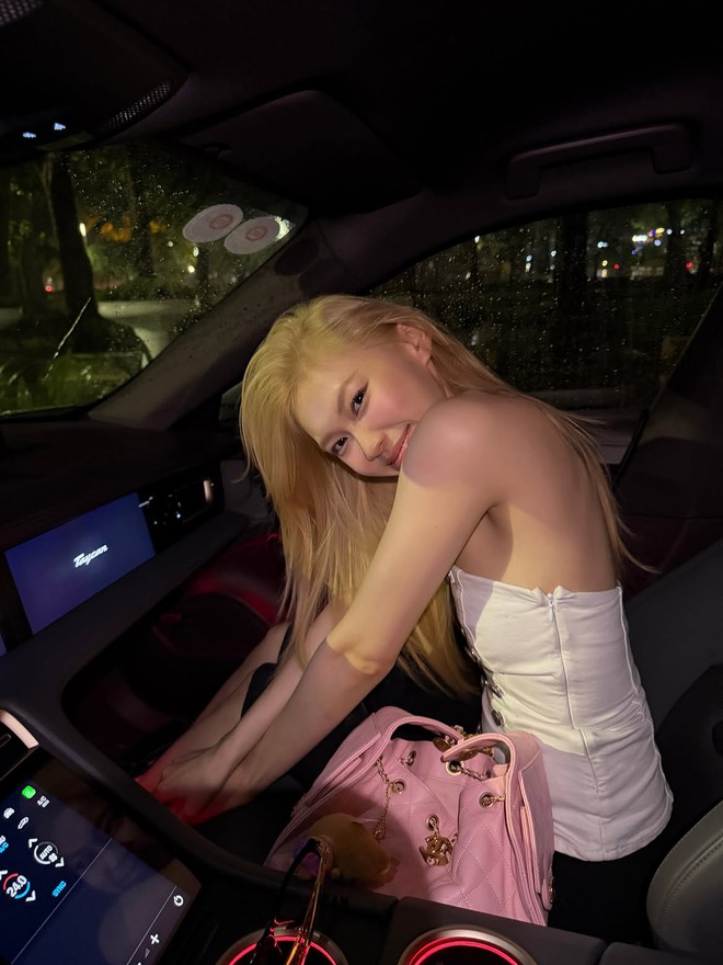 Mỹ nữ 25 tuổi ngồi trong Porsche: Nhan sắc ngọt ng&agrave;o cuốn h&uacute;t, l&agrave; "s&aacute;ch mẫu" mặc đẹp cho g&aacute;i trẻ copy- Ảnh 1.