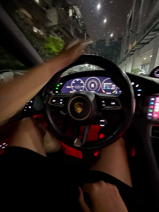 Mỹ nữ 25 tuổi ngồi trong Porsche: Nhan sắc ngọt ng&agrave;o cuốn h&uacute;t, l&agrave; "s&aacute;ch mẫu" mặc đẹp cho g&aacute;i trẻ copy- Ảnh 2.