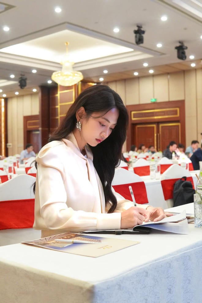 Lê Bống cắm hoa sen “chọc giận” 1 triệu người - Ảnh 9.