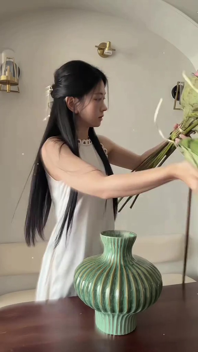 Lê Bống cắm hoa sen “chọc giận” 1 triệu người - Ảnh 2.