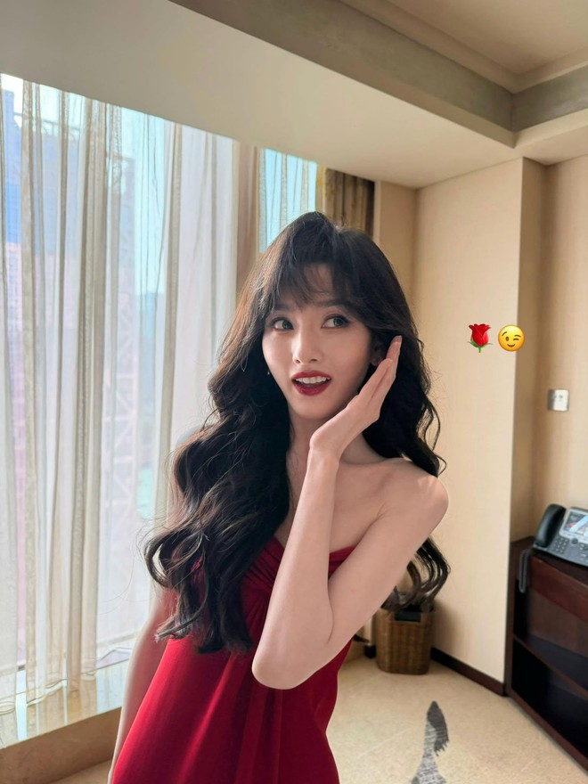 Mỹ nhân mắt to hơn miệng, lấp lánh như kim cương: Ăn mặc đẹp đến mức chẳng nỡ lướt qua - Ảnh 1.