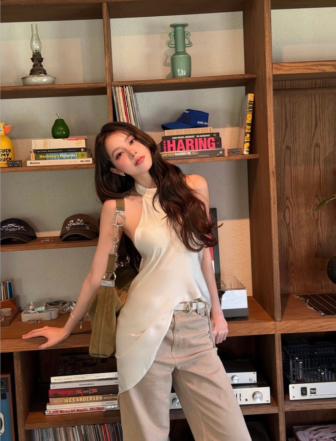 Mỹ nh&acirc;n đứng y&ecirc;n cũng tỏa h&agrave;o quang nữ ch&iacute;nh: C&oacute; biệt t&agrave;i khiến outfit basic h&oacute;a "đắt tiền"- Ảnh 1.