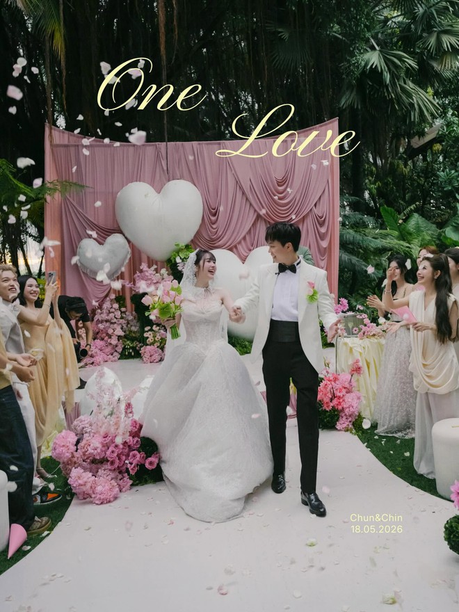 Cô dâu viral MXH: Tổ chức 3 đám cưới tiền tỷ, may tận 6 váy cưới nhưng chỉ đi giày cưới 200.000đ - Ảnh 1.