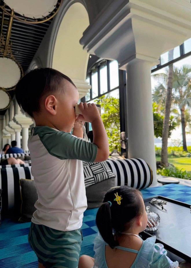 Chỉ chưa đầy 30 phút đã có gần 2000 người thích thú với hành động của mẹ con Phương Oanh- Ảnh 1.