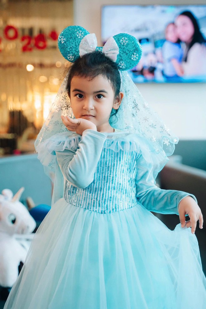 B&eacute; Moon - con g&aacute;i V&otilde; Hạ Tr&acirc;m c&agrave;ng lớn c&agrave;ng xinh y&ecirc;u, thần th&aacute;i trước ống k&iacute;nh khiến d&acirc;n mạng xu&yacute;t xoa - Ảnh 4.