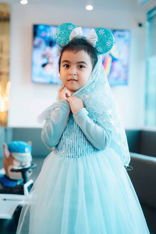B&eacute; Moon - con g&aacute;i V&otilde; Hạ Tr&acirc;m c&agrave;ng lớn c&agrave;ng xinh y&ecirc;u, thần th&aacute;i trước ống k&iacute;nh khiến d&acirc;n mạng xu&yacute;t xoa - Ảnh 8.