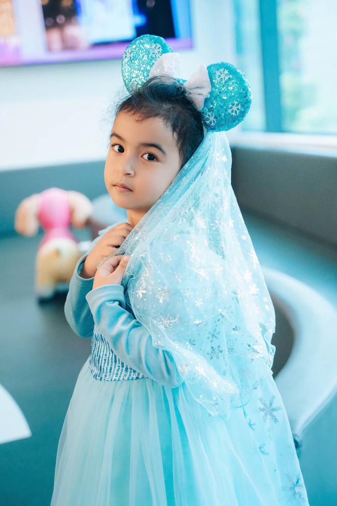 B&eacute; Moon - con g&aacute;i V&otilde; Hạ Tr&acirc;m c&agrave;ng lớn c&agrave;ng xinh y&ecirc;u, thần th&aacute;i trước ống k&iacute;nh khiến d&acirc;n mạng xu&yacute;t xoa - Ảnh 3.