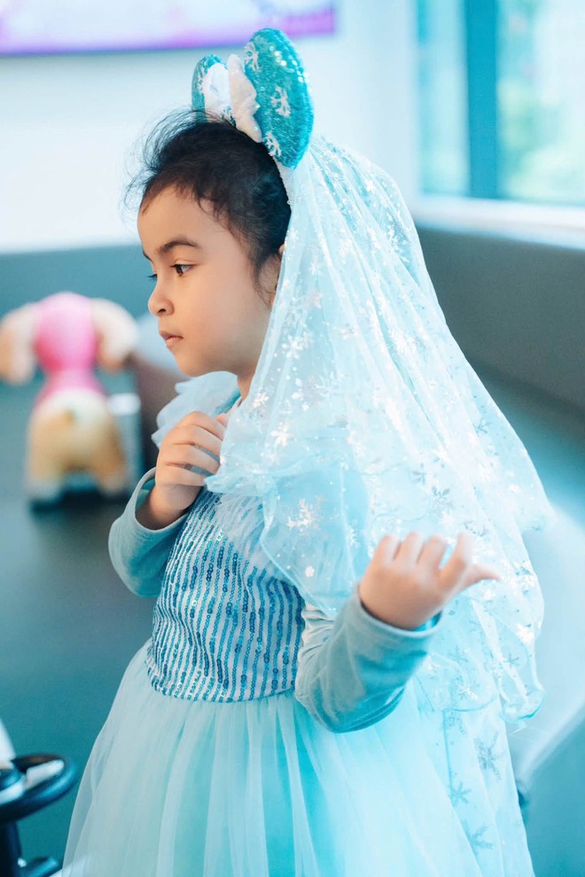 B&eacute; Moon - con g&aacute;i V&otilde; Hạ Tr&acirc;m c&agrave;ng lớn c&agrave;ng xinh y&ecirc;u, thần th&aacute;i trước ống k&iacute;nh khiến d&acirc;n mạng xu&yacute;t xoa - Ảnh 2.