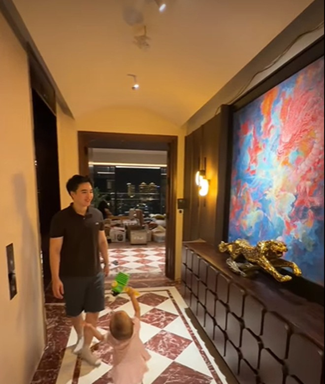 Cho&aacute;ng ngợp b&ecirc;n trong căn hộ hơn 50 tỷ đồng của Tun Phạm - Ảnh 2.
