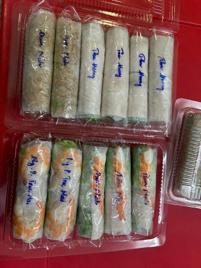 Kh&aacute;ch đặt 26 chiếc gỏi cuốn, y&ecirc;u cầu ghi t&ecirc;n ri&ecirc;ng từng người, k&egrave;m c&aacute;c loại nước chấm kh&aacute;c nhau: Chủ qu&aacute;n n&oacute;i l&yacute; do vẫn nhận đơn- Ảnh 6.