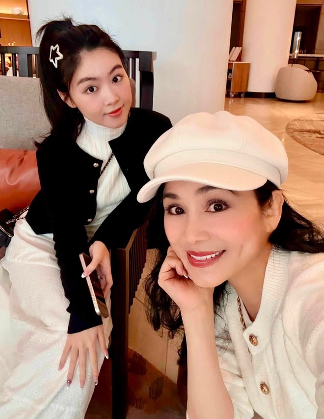 Lọ Lem trong loạt ảnh chụp đ&uacute;ng thời điểm nghi sang Mỹ dự lễ tốt nghiệp thiếu gia T&agrave;i Sầm- Ảnh 3.