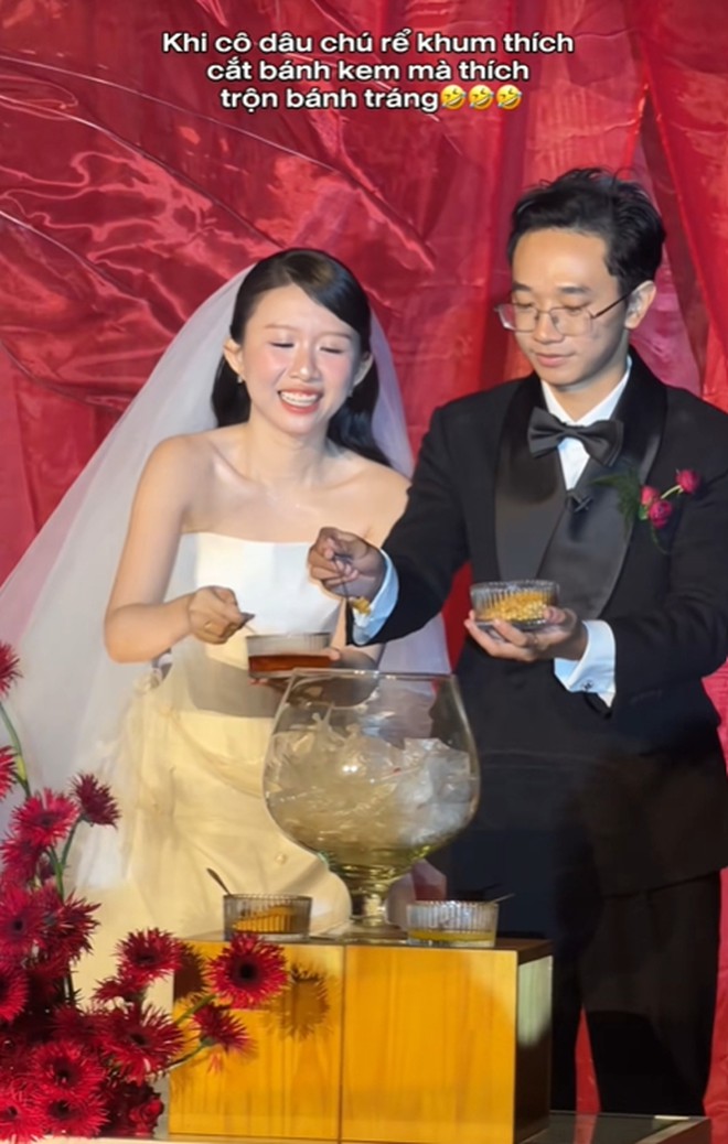 Cặp đôi có màn “trộn bánh tráng” ở đám cưới: Yêu 10 năm mới cưới, cô dâu là TikToker nổi tiếng- Ảnh 1.