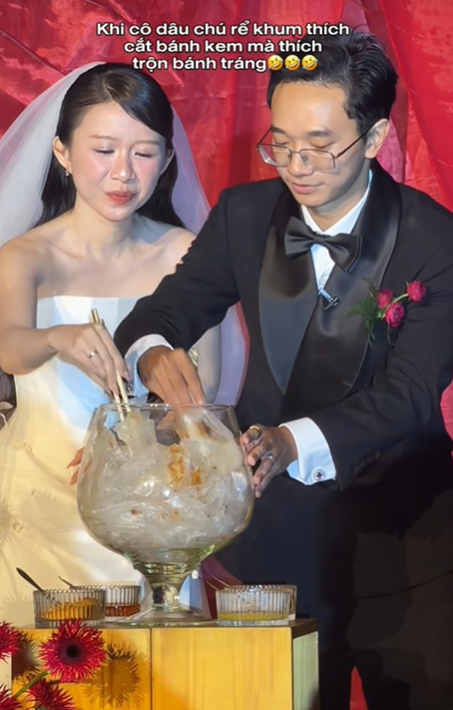 Cặp đôi có màn “trộn bánh tráng” ở đám cưới: Yêu 10 năm mới cưới, cô dâu là TikToker nổi tiếng- Ảnh 2.
