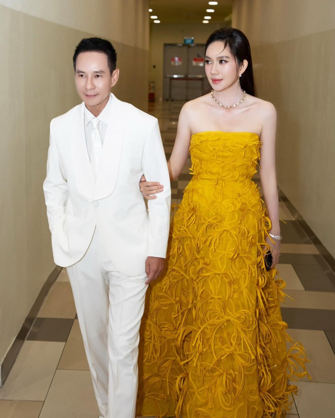 C&ocirc; vợ k&eacute;m 17 tuổi của đạo diễn trăm tỷ: Sinh 4 con vẫn đẹp như g&aacute;i đ&ocirc;i mươi, style đơn giản m&agrave; qu&aacute; cuốn h&uacute;t- Ảnh 3.