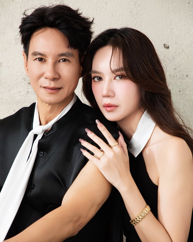 C&ocirc; vợ k&eacute;m 17 tuổi của đạo diễn trăm tỷ: Sinh 4 con vẫn đẹp như g&aacute;i đ&ocirc;i mươi, style đơn giản m&agrave; qu&aacute; cuốn h&uacute;t- Ảnh 1.