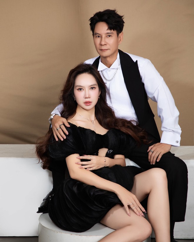C&ocirc; vợ k&eacute;m 17 tuổi của đạo diễn trăm tỷ: Sinh 4 con vẫn đẹp như g&aacute;i đ&ocirc;i mươi, style đơn giản m&agrave; qu&aacute; cuốn h&uacute;t- Ảnh 4.