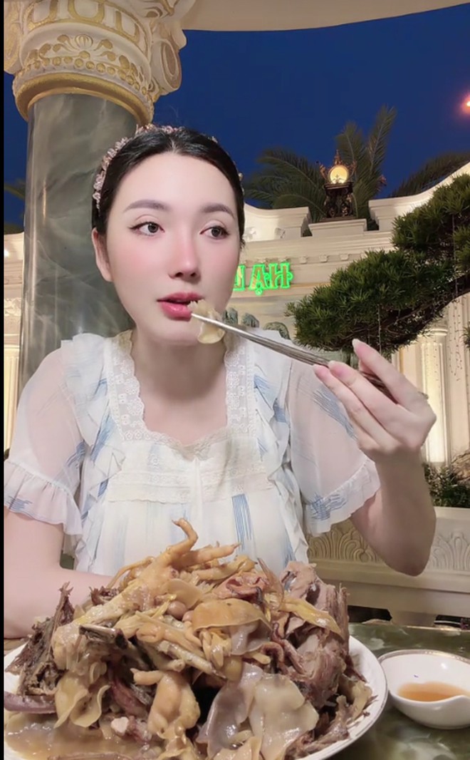 Cuộc sống kh&aacute;c lạ trong l&acirc;u đ&agrave;i 500 tỷ của Trần Thị B&iacute;ch Ng&acirc;n, qu&ecirc; C&agrave; Mau, SN 1995 - Ảnh 11.