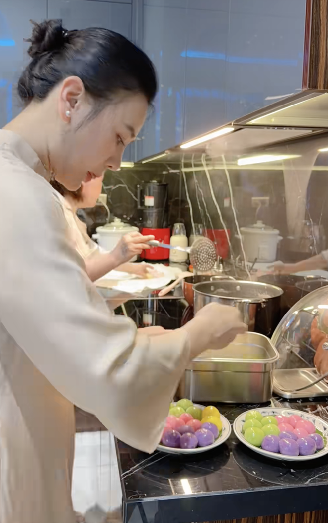 Phương Oanh một m&igrave;nh chăm cặp song sinh vẫn tự tay nấu ăn: Nh&igrave;n m&acirc;m cơm thấy độ tỉ mỉ- Ảnh 8.