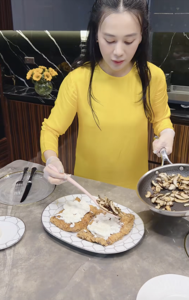 Phương Oanh một m&igrave;nh chăm cặp song sinh vẫn tự tay nấu ăn: Nh&igrave;n m&acirc;m cơm thấy độ tỉ mỉ- Ảnh 6.