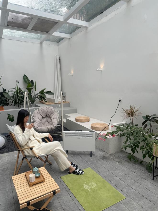 Vì sao ngày càng nhiều người sau 30 tuổi xây “phòng tắm nắng”, coi đây là khoảng đáng tiền nhất? - Ảnh 7.