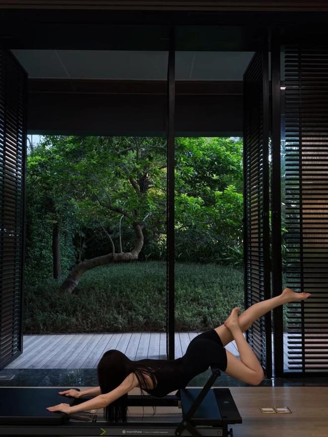 B&ecirc;n trong nghề l&agrave;m HLV Pilates ở resort gi&aacute; trăm triệu/ đ&ecirc;m: Phải k&yacute; một thỏa thuận &ldquo;sống c&ograve;n&rdquo;- Ảnh 2.