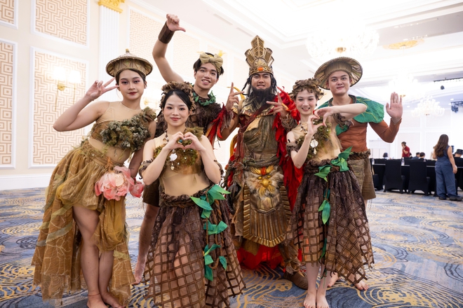 Vingroup ra mắt “kỳ quan sân khấu” Đất Nước Thiên Hùng Ca - đại show 75 phút tôn vinh hành trình 4.000 năm lịch sử Việt Nam - Ảnh 16.