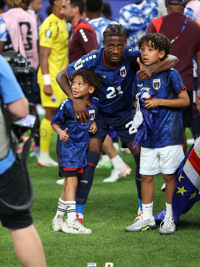 Danh tính của cậu bé Cape Verde rơi nước mắt khiến cõi mạng suýt mong Messi thua - Ảnh 3.