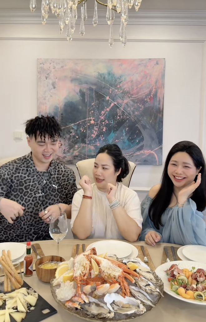 Hội bạn th&acirc;n xe bồn&rdquo;, &ldquo;xe tải&rdquo;, &ldquo;xe Carnival&rdquo; c&oacute; nết ăn nũng nịu ai xem cũng kho&aacute;i, 1 người l&agrave; vợ BTV nổi tiếng VTV- Ảnh 5.