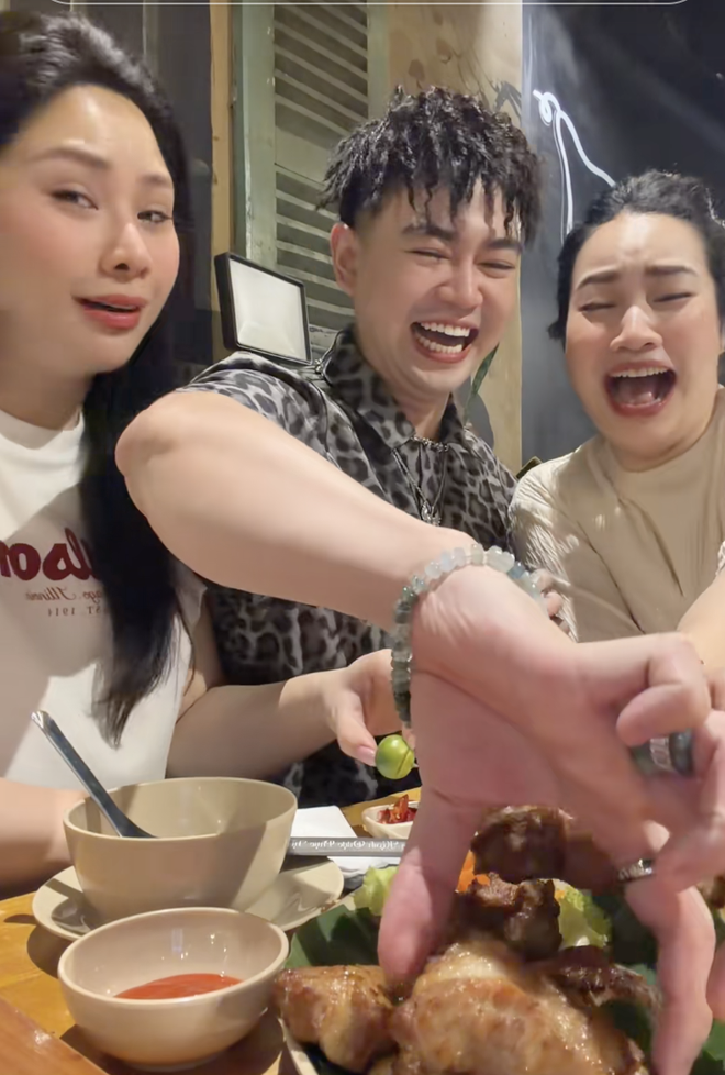 Hội bạn th&acirc;n xe bồn&rdquo;, &ldquo;xe tải&rdquo;, &ldquo;xe Carnival&rdquo; c&oacute; nết ăn nũng nịu ai xem cũng kho&aacute;i, 1 người l&agrave; vợ BTV nổi tiếng VTV- Ảnh 4.