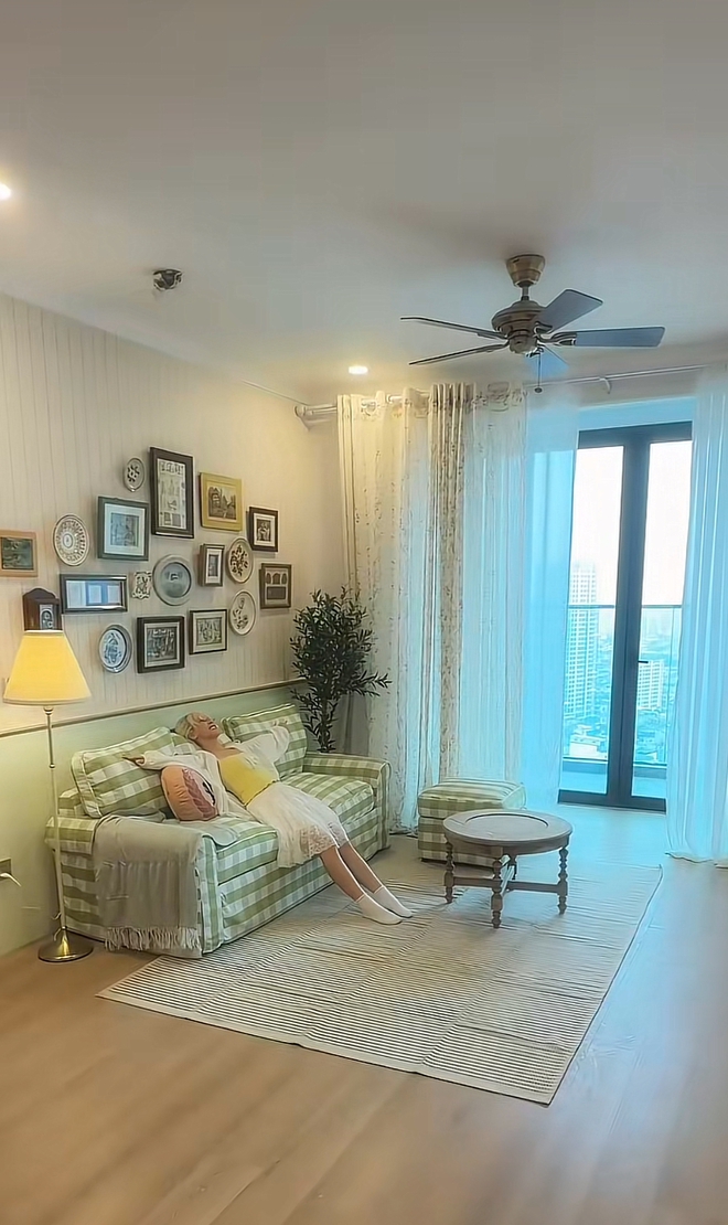 Hậu Ho&agrave;ng khoe tậu nh&agrave; mới, decor đẹp như manga Nhật, nhan sắc tuổi 31 trẻ khủng khiếp! - Ảnh 1.