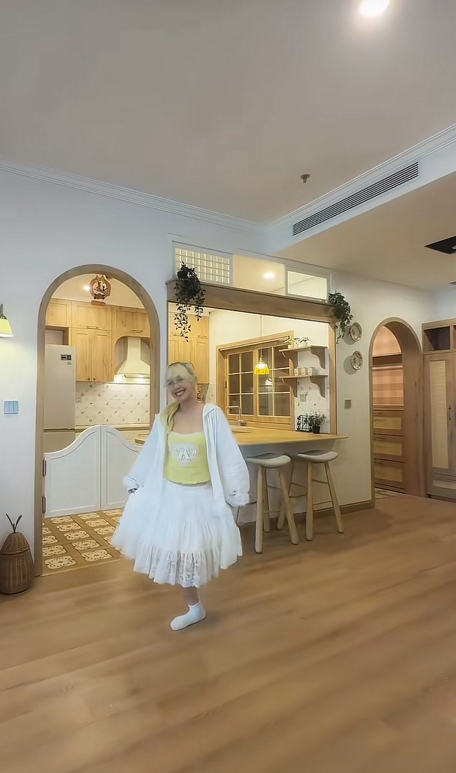 Hậu Ho&agrave;ng khoe tậu nh&agrave; mới, decor đẹp như manga Nhật, nhan sắc tuổi 31 trẻ khủng khiếp! - Ảnh 2.