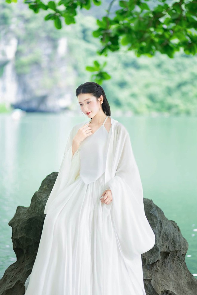 Thần thái 0 điểm của cô gái Việt Nam được ví như “tình đầu quốc dân", nhan sắc bùng nổ trên đất Pháp - Ảnh 9.