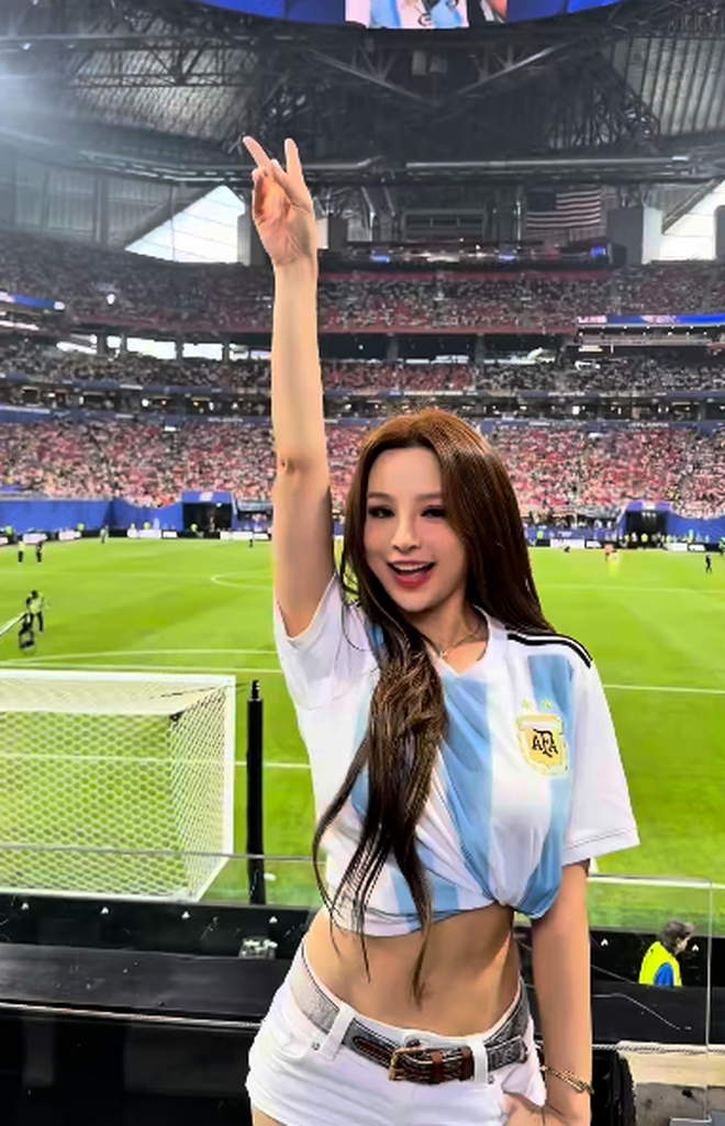 Huyền Baby bay sang tận Mỹ để nh&igrave;n Messi ở cự ly gần, l&ecirc;n đồ &ldquo;&iacute;t vải&rdquo; g&aacute;i 18 thấy c&ograve;n sợ thua - Ảnh 1.