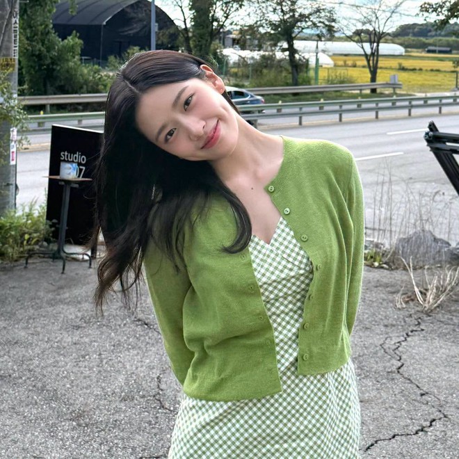 Mỹ nữ cứ nghiêng đầu là "ăn tiền": Nhan sắc ngọt ngào tan chảy, style đời thường siêu hút mắt - Ảnh 3.