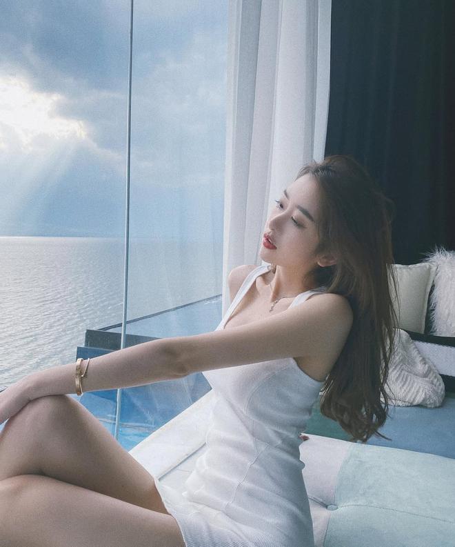 Mỹ nh&acirc;n ng&agrave;nh m&uacute;a SN 1992 b&iacute; mật sinh con cho đại gia: Cuộc sống hiện tại g&acirc;y cho&aacute;ng ngợp - Ảnh 1.