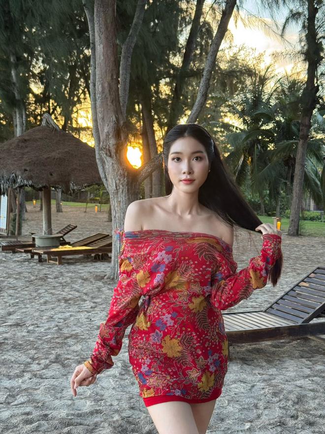 Người nước ngoài xếp hàng chụp ảnh với cô Việt SN 2002 cao 1m76 đứng trước Bưu điện TP.HCM - Ảnh 5.