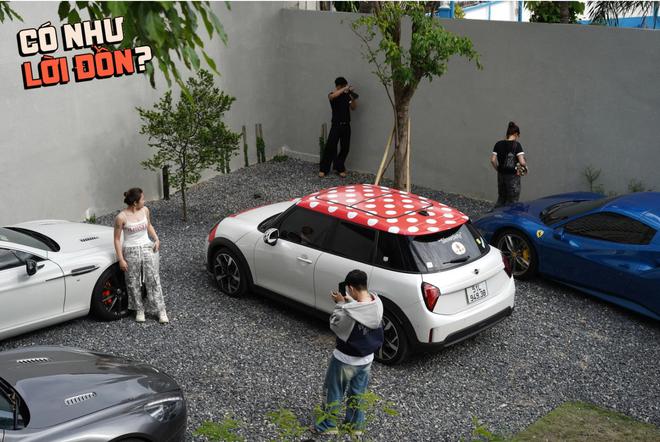 Qu&aacute;n c&agrave; ph&ecirc; của Văn Mai Hương ở Thảo Điền: S&acirc;n đỗ to&agrave;n si&ecirc;u xe, MCK cũng y&ecirc;u th&iacute;ch, đ&ocirc;ng đến mức phải đ&oacute;ng cửa để sắp xếp lại - Ảnh 11.