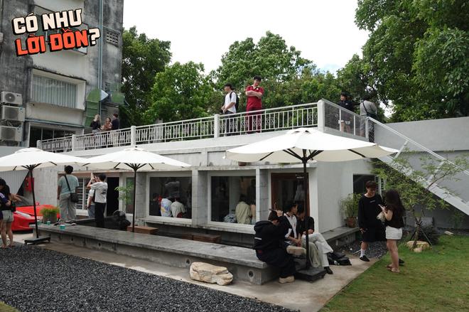 Qu&aacute;n c&agrave; ph&ecirc; của Văn Mai Hương ở Thảo Điền: S&acirc;n đỗ to&agrave;n si&ecirc;u xe, MCK cũng y&ecirc;u th&iacute;ch, đ&ocirc;ng đến mức phải đ&oacute;ng cửa để sắp xếp lại - Ảnh 3.